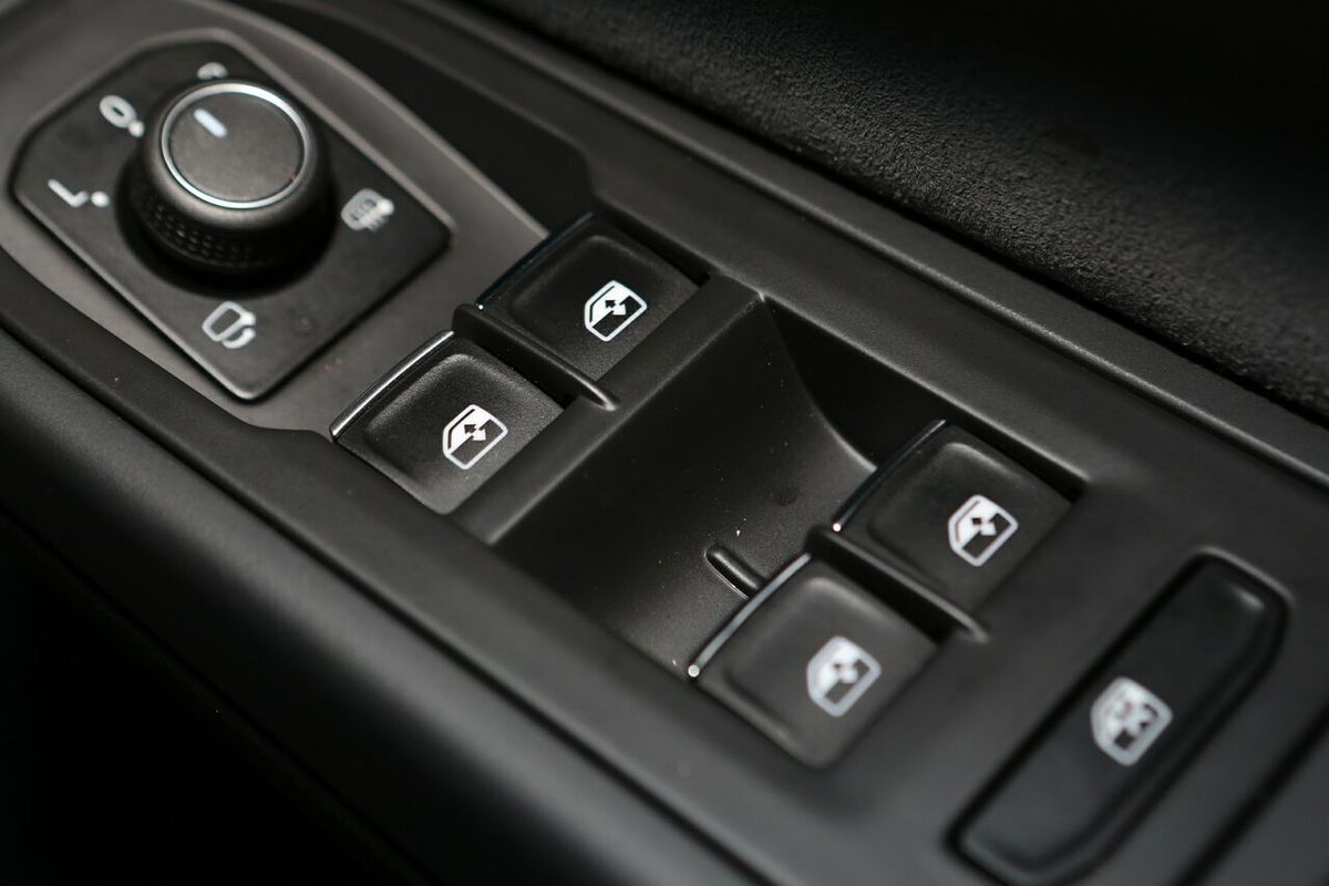 2022 Volkswagen Golf 110TSI R-Line 8