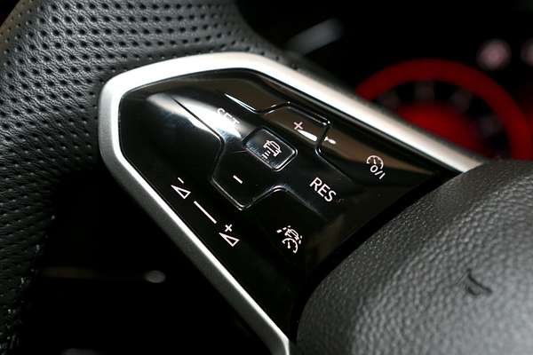2022 Volkswagen Golf 110TSI R-Line 8