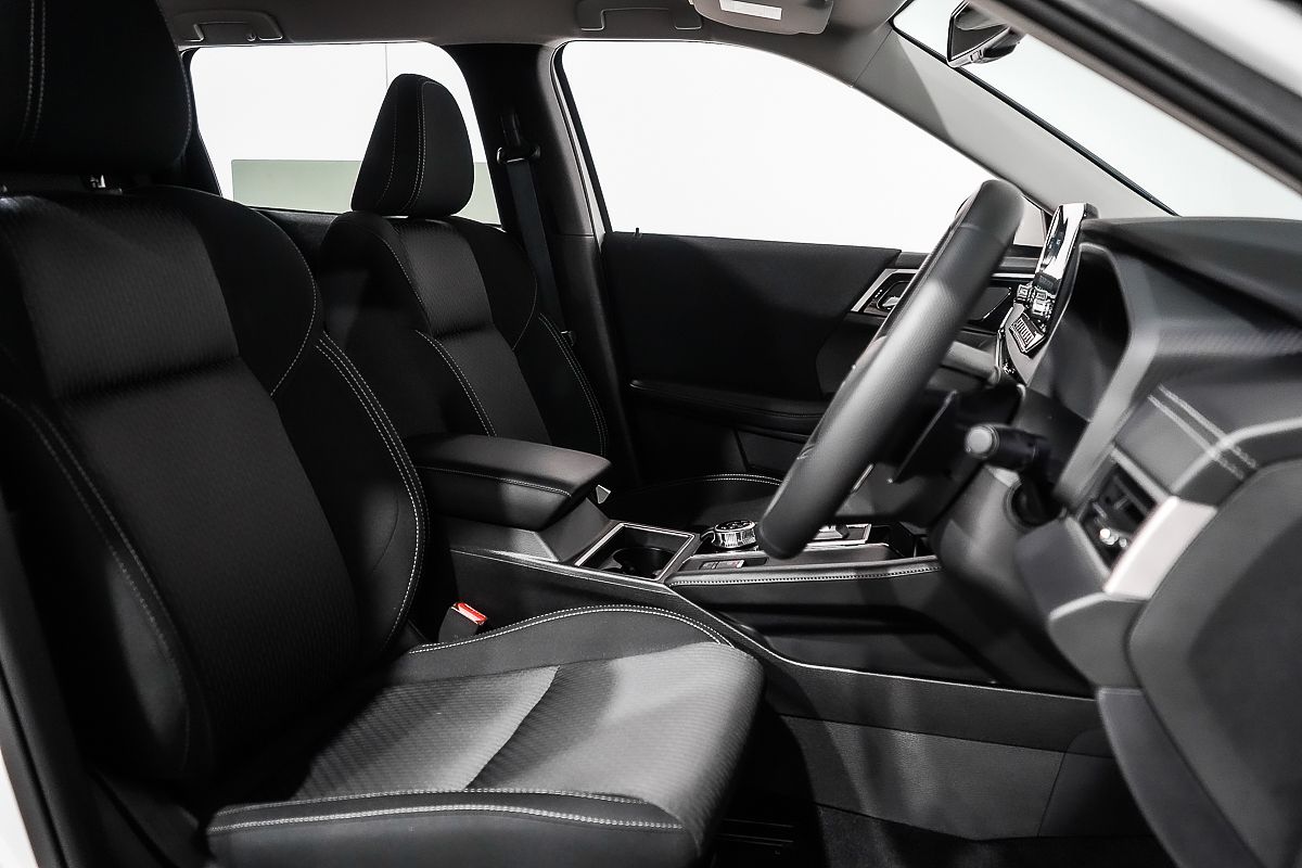2024 Mitsubishi Outlander LS ZM