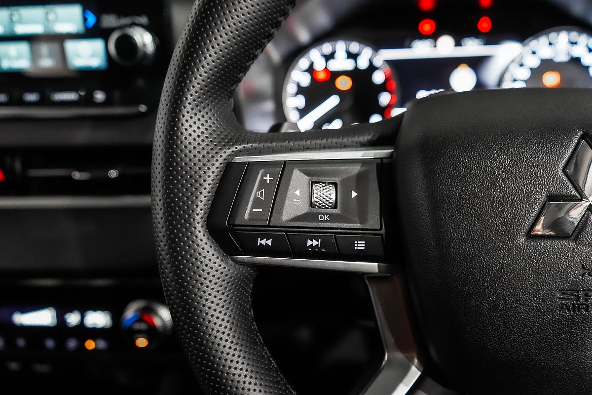 2024 Mitsubishi Outlander LS ZM