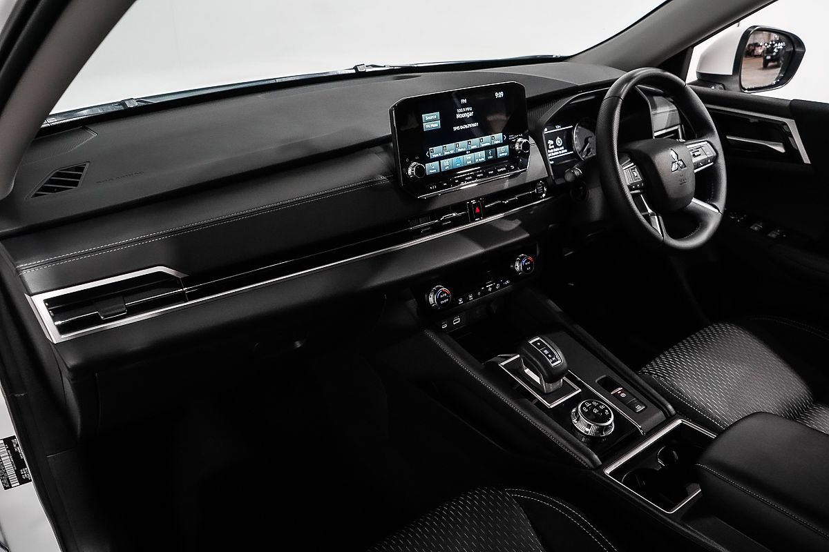 2024 Mitsubishi Outlander LS ZM