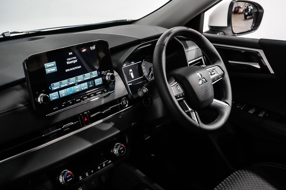 2024 Mitsubishi Outlander LS ZM