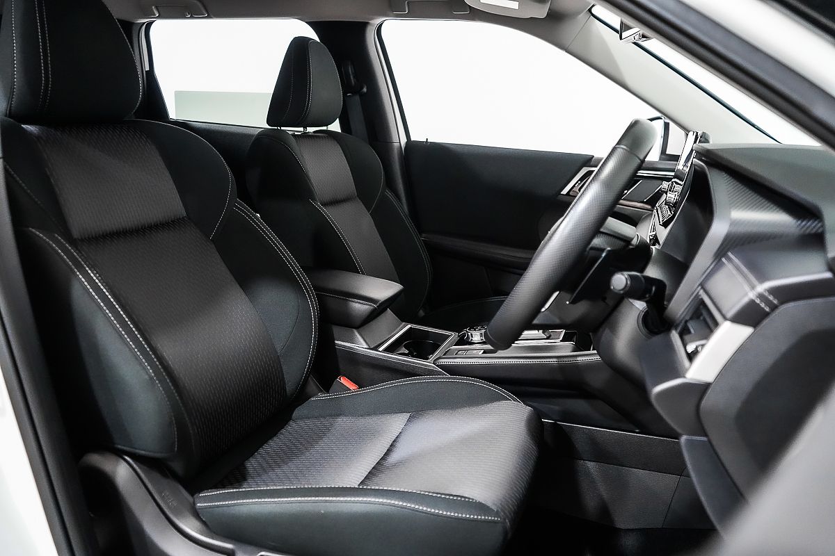 2024 Mitsubishi Outlander LS ZM