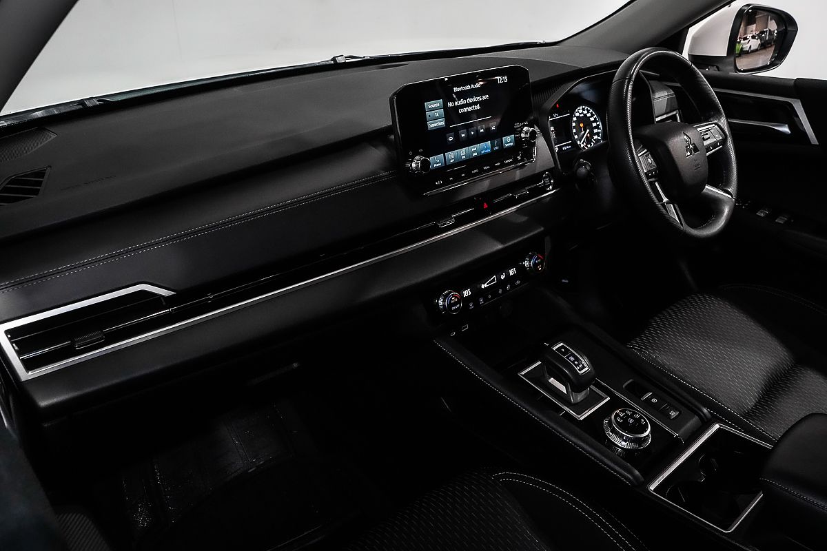 2024 Mitsubishi Outlander LS ZM