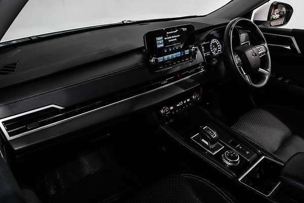 2024 Mitsubishi Outlander LS ZM