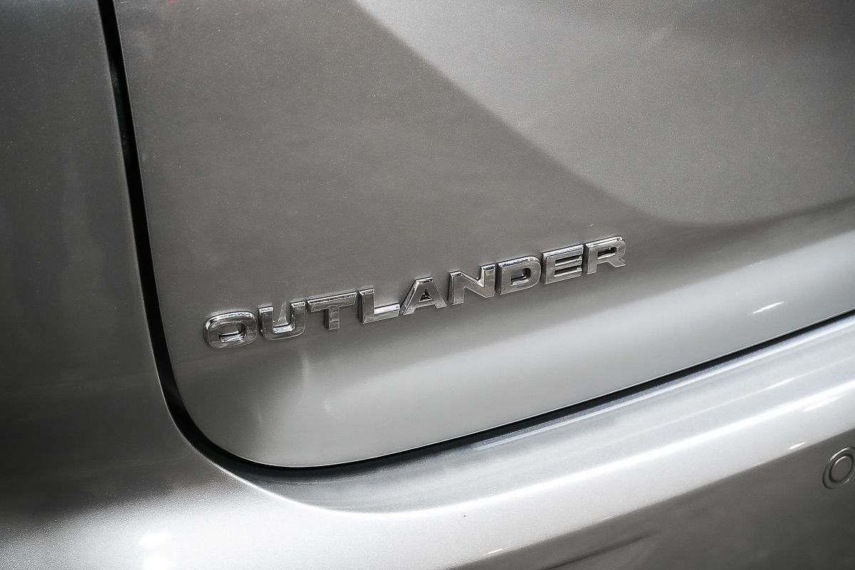 2024 Mitsubishi Outlander LS ZM
