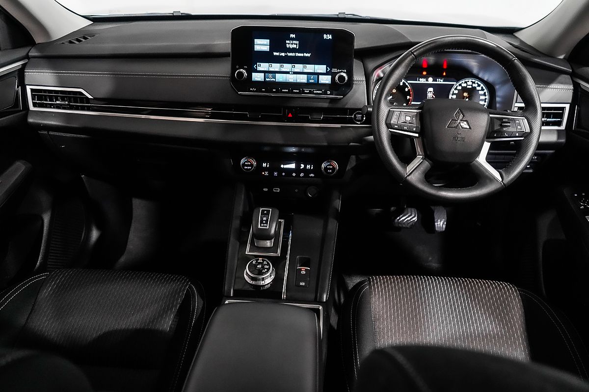 2024 Mitsubishi Outlander LS ZM