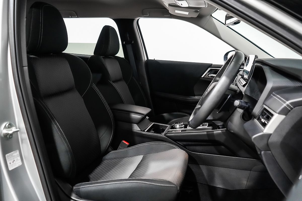 2024 Mitsubishi Outlander LS ZM