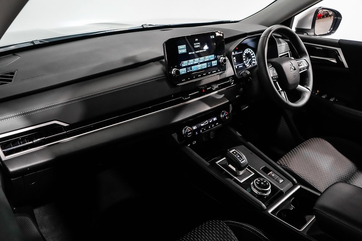 2024 Mitsubishi Outlander LS ZM