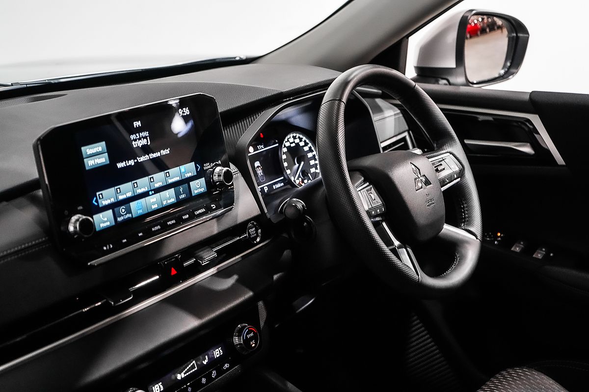 2024 Mitsubishi Outlander LS ZM
