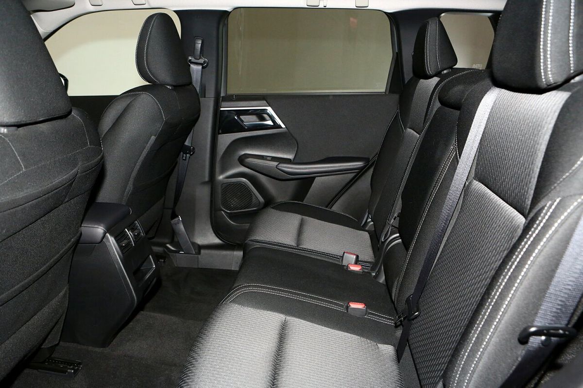 2024 Mitsubishi Outlander LS ZM