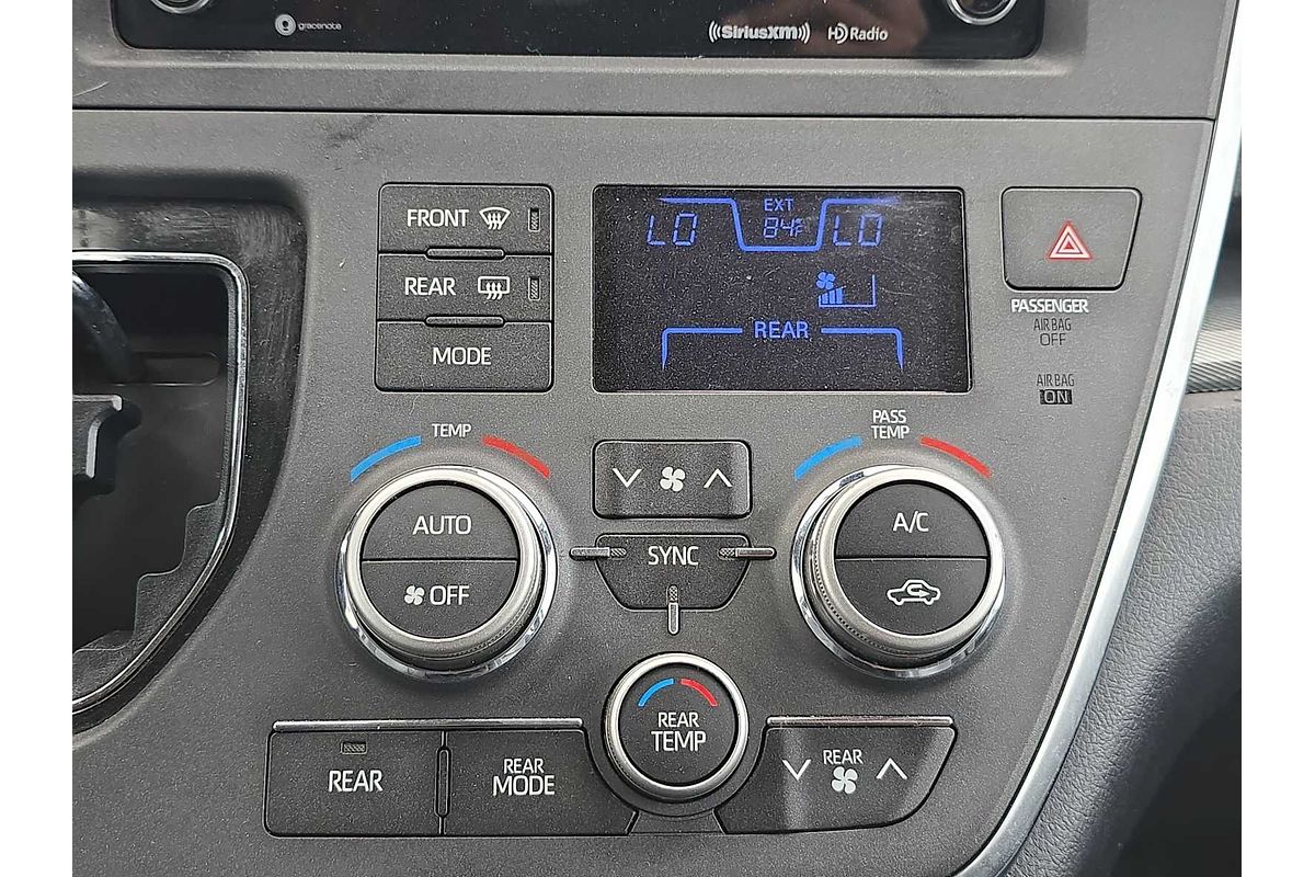 2018 Toyota SIENNA SE