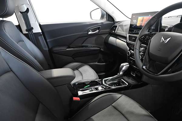 2025 Mahindra XUV 3XO AX7L