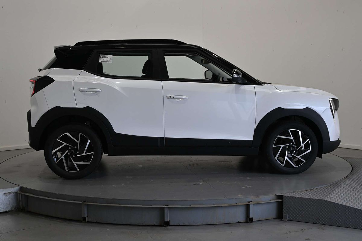 2025 Mahindra XUV 3XO AX7L