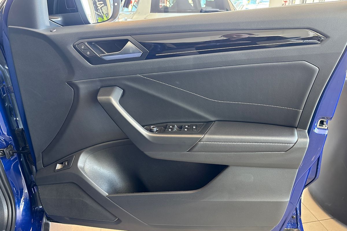 2025 Volkswagen T-Roc 140TSI R-Line D11