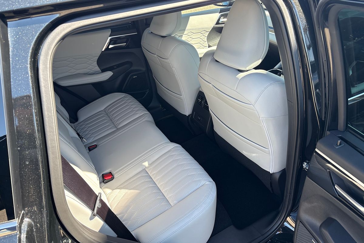 2025 Mitsubishi Outlander Exceed ZM