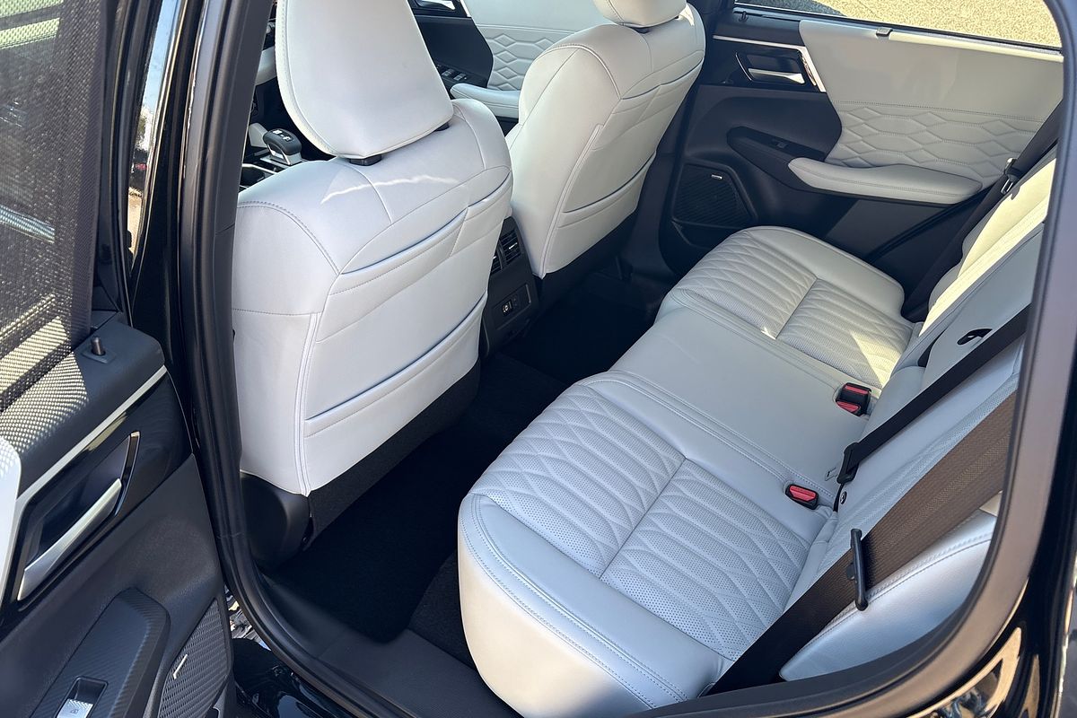 2025 Mitsubishi Outlander Exceed ZM