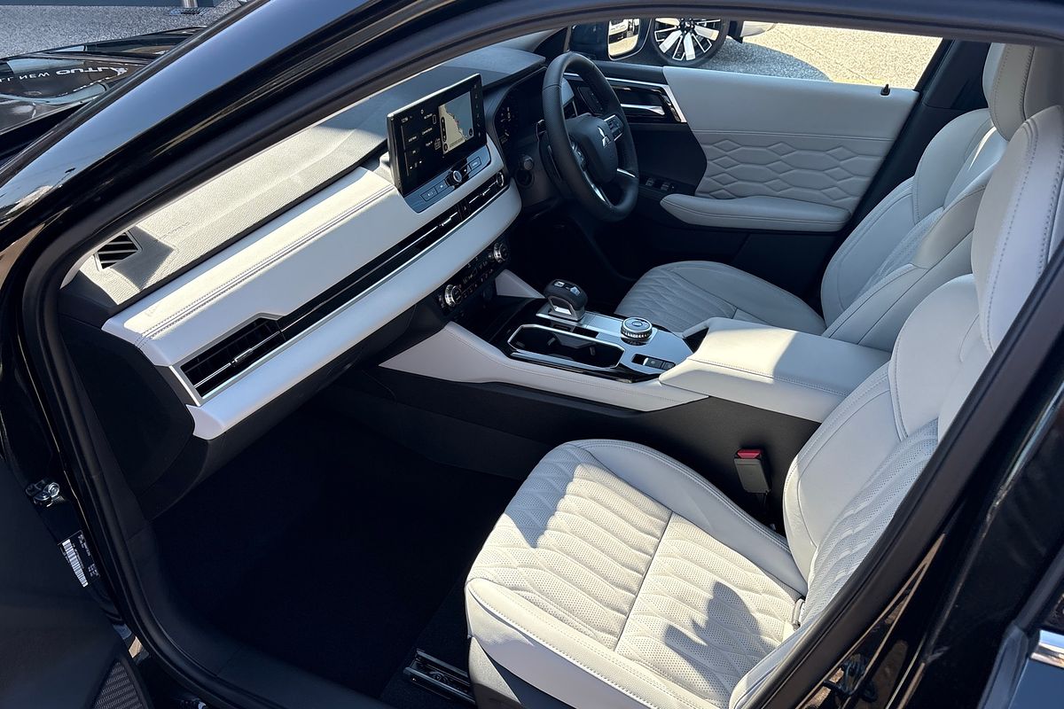 2025 Mitsubishi Outlander Exceed ZM
