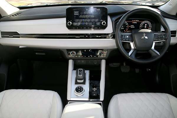 2024 Mitsubishi Outlander Exceed ZM