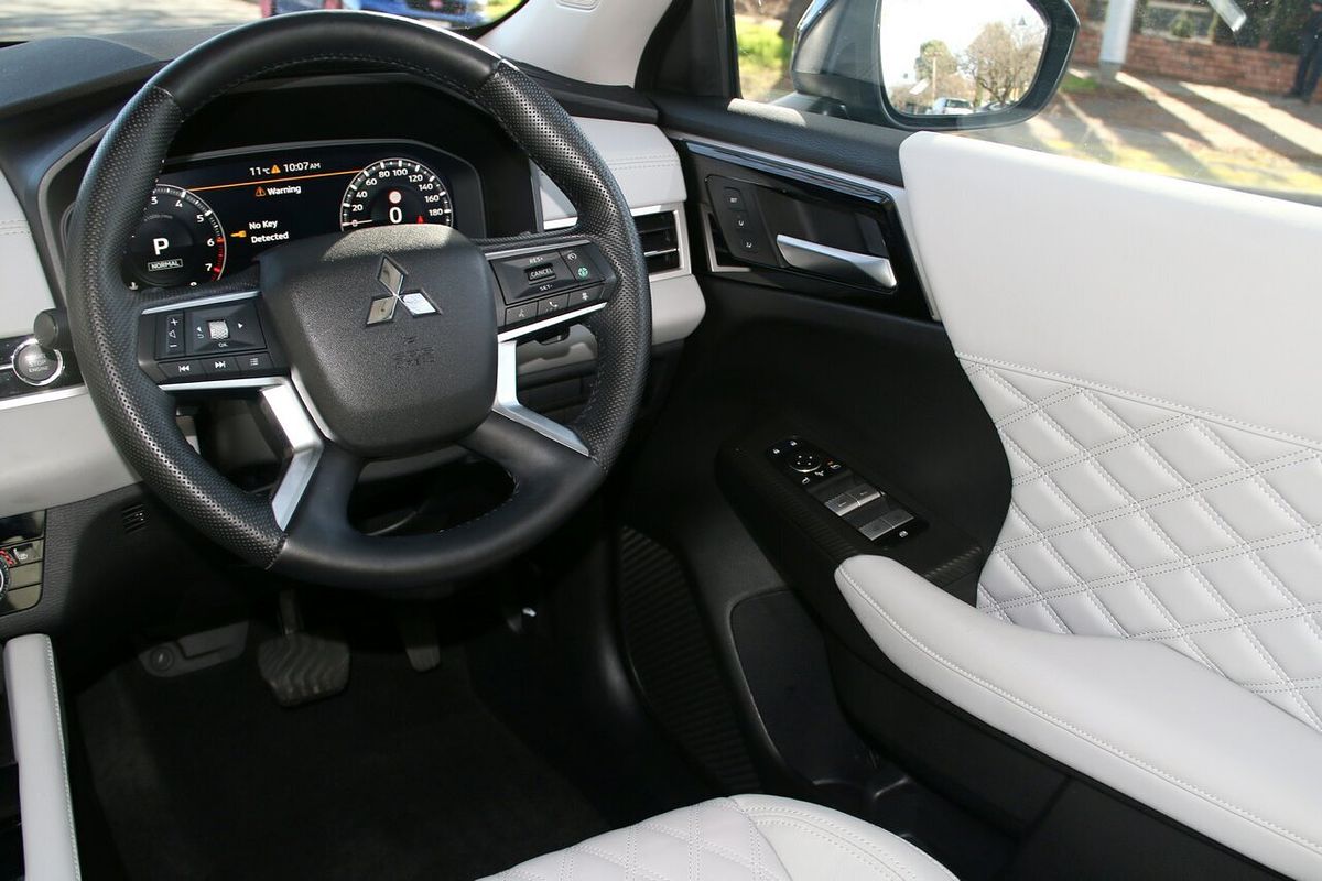 2024 Mitsubishi Outlander Exceed ZM