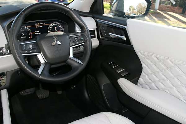 2024 Mitsubishi Outlander Exceed ZM