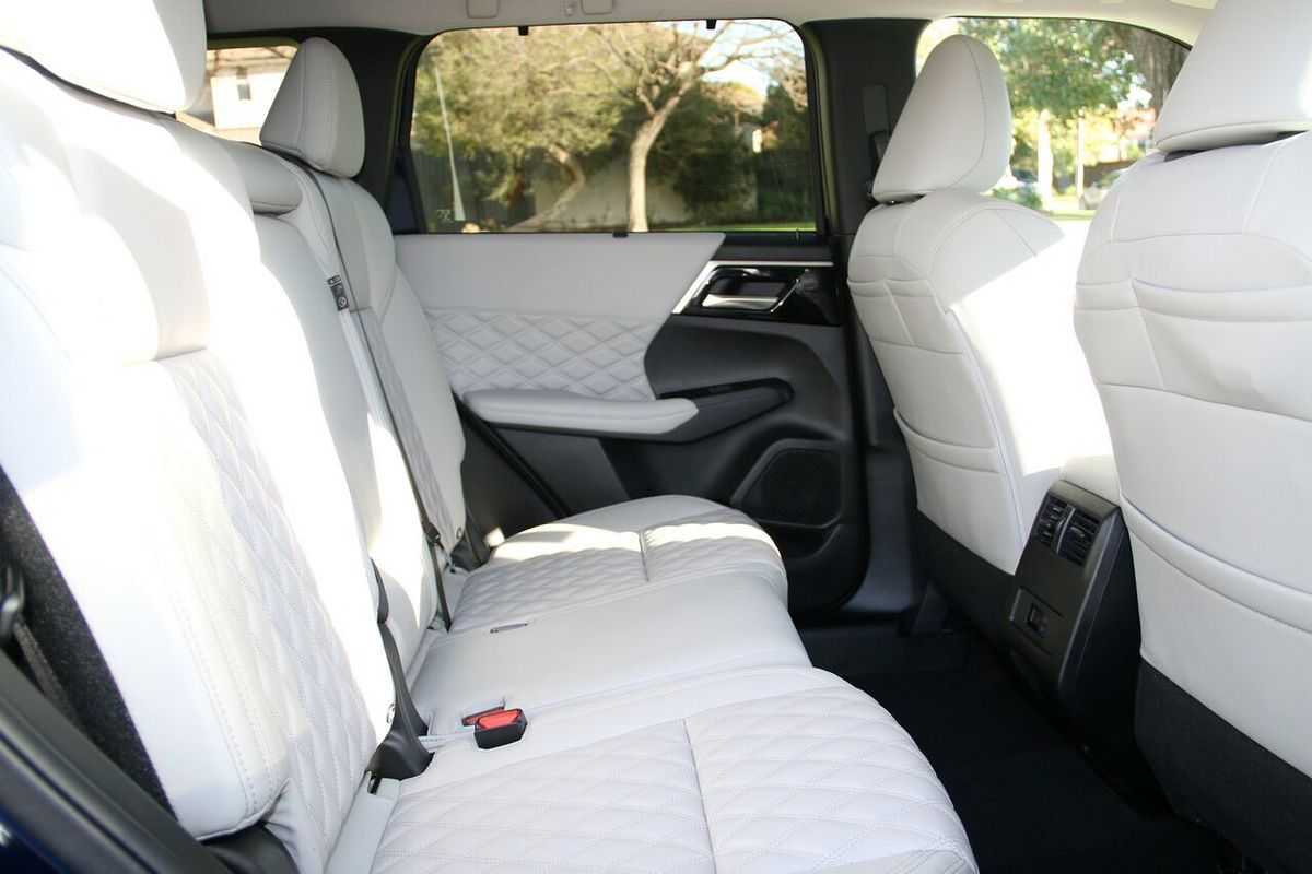 2024 Mitsubishi Outlander Exceed ZM