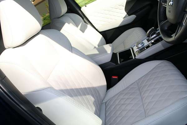 2024 Mitsubishi Outlander Exceed ZM