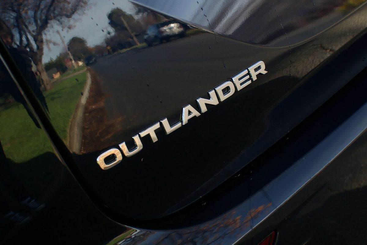 2024 Mitsubishi Outlander Exceed ZM