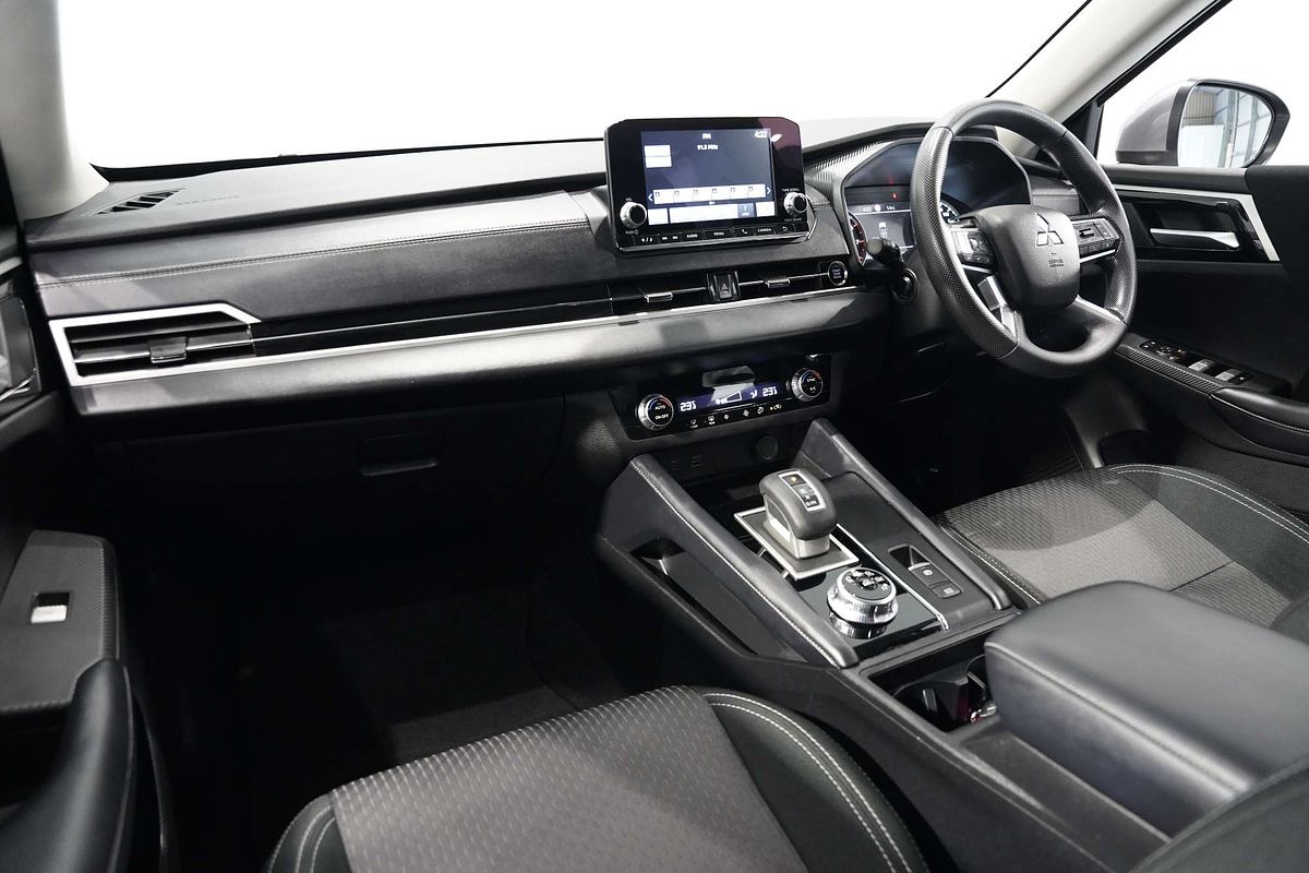 2023 Mitsubishi Outlander ES ZM