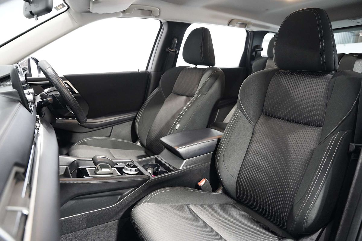 2023 Mitsubishi Outlander ES ZM