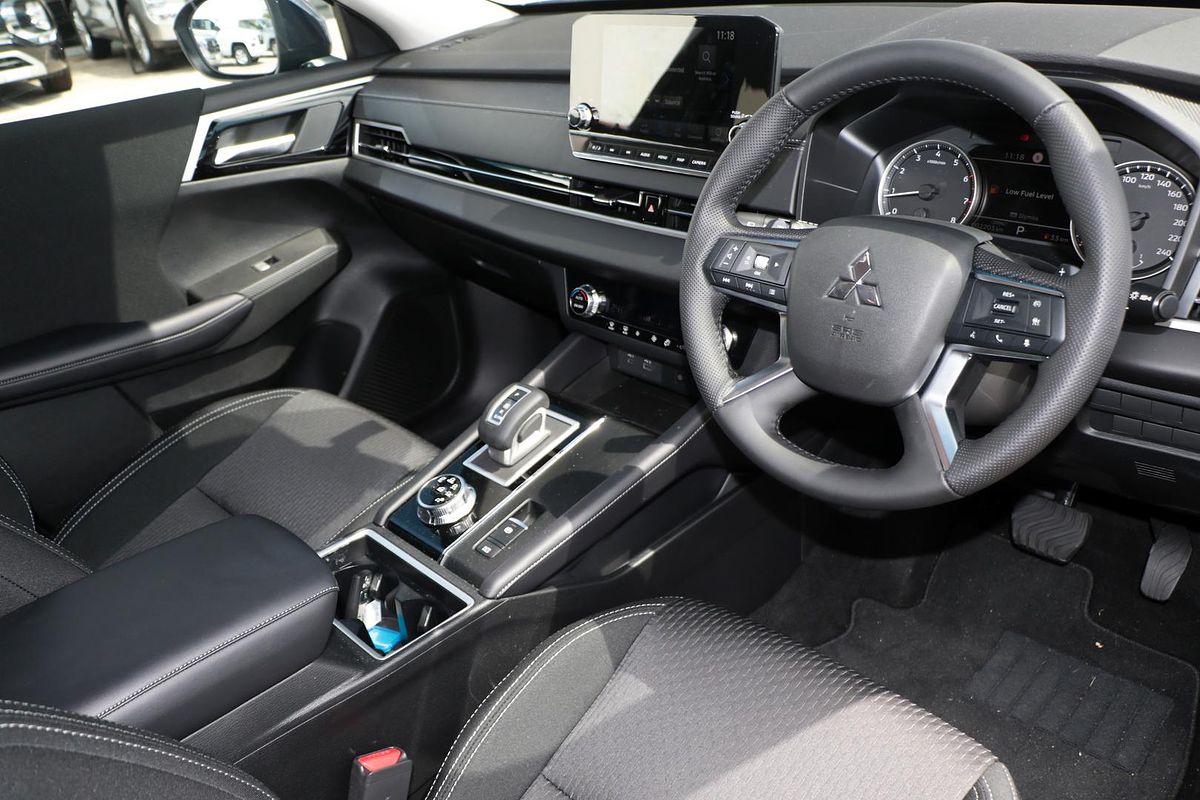 2024 Mitsubishi Outlander LS ZM