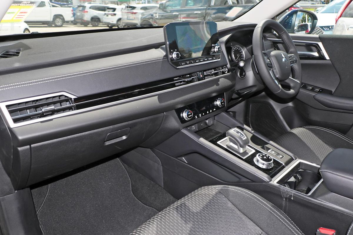 2024 Mitsubishi Outlander LS ZM