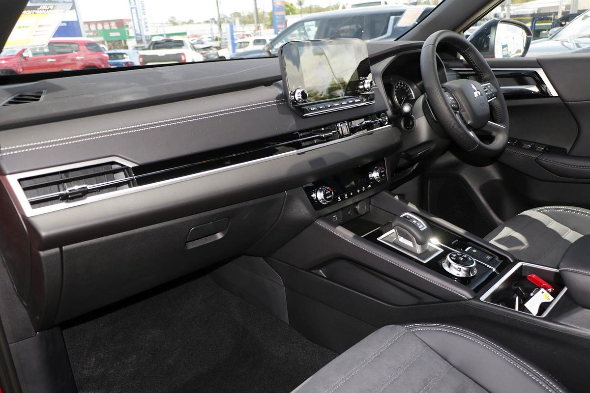 2024 Mitsubishi Outlander Black Edition ZM