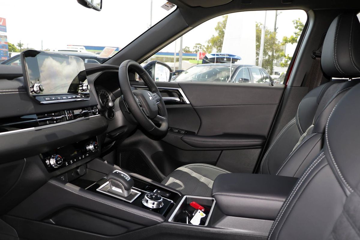2024 Mitsubishi Outlander Black Edition ZM