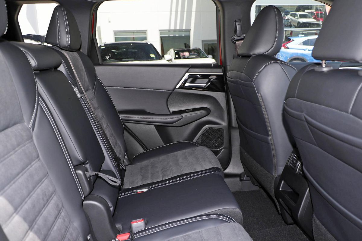2024 Mitsubishi Outlander Black Edition ZM