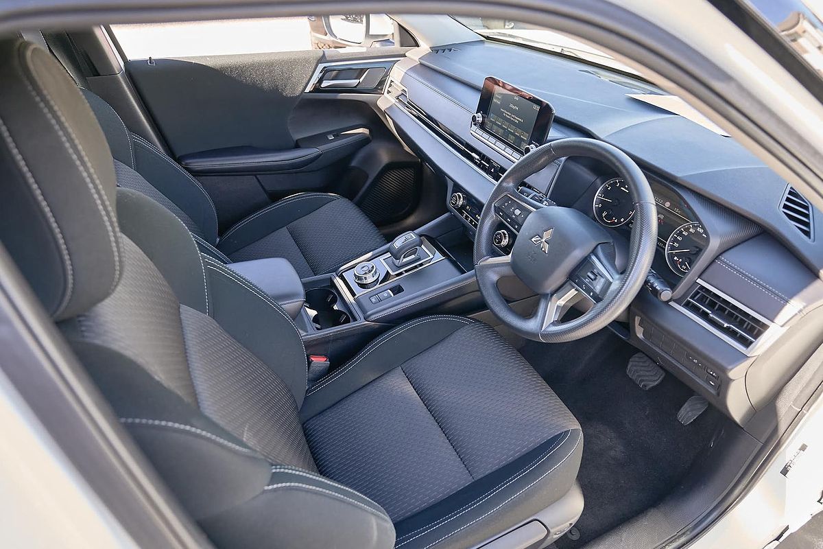 2024 Mitsubishi Outlander ES ZM