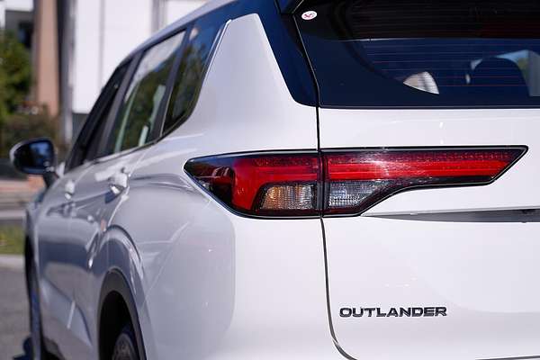 2024 Mitsubishi Outlander ES ZM