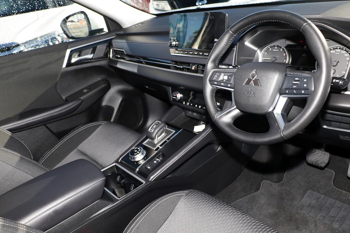 2024 Mitsubishi Outlander LS ZM