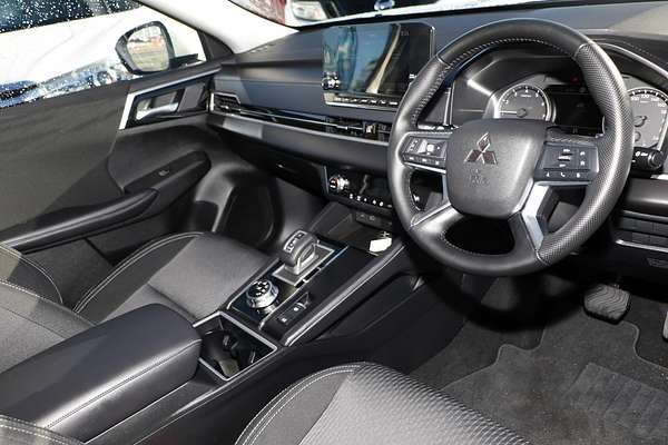 2024 Mitsubishi Outlander LS ZM