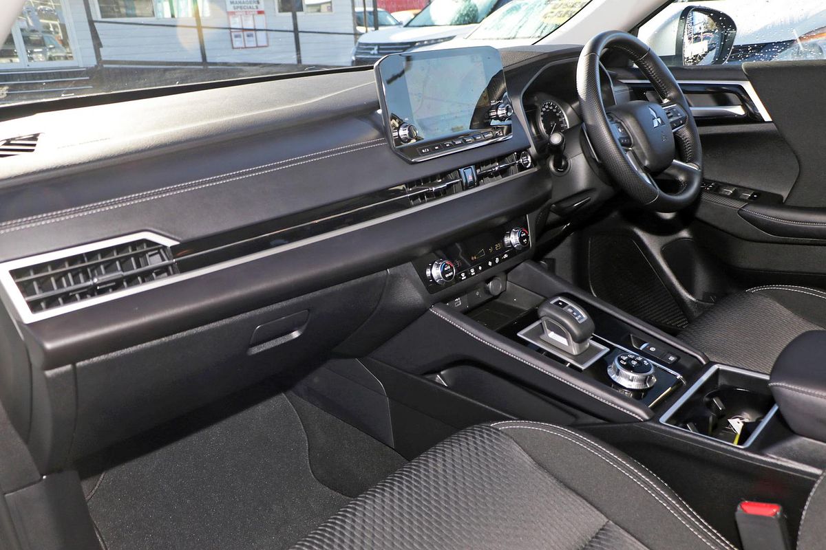 2024 Mitsubishi Outlander LS ZM