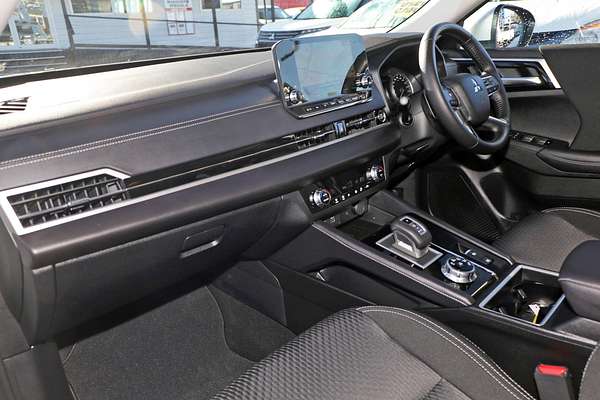 2024 Mitsubishi Outlander LS ZM