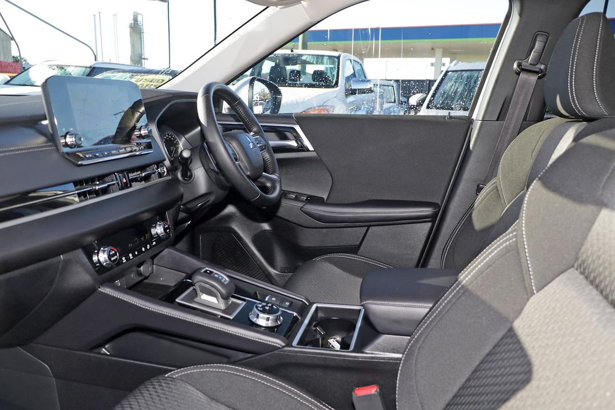 2024 Mitsubishi Outlander LS ZM