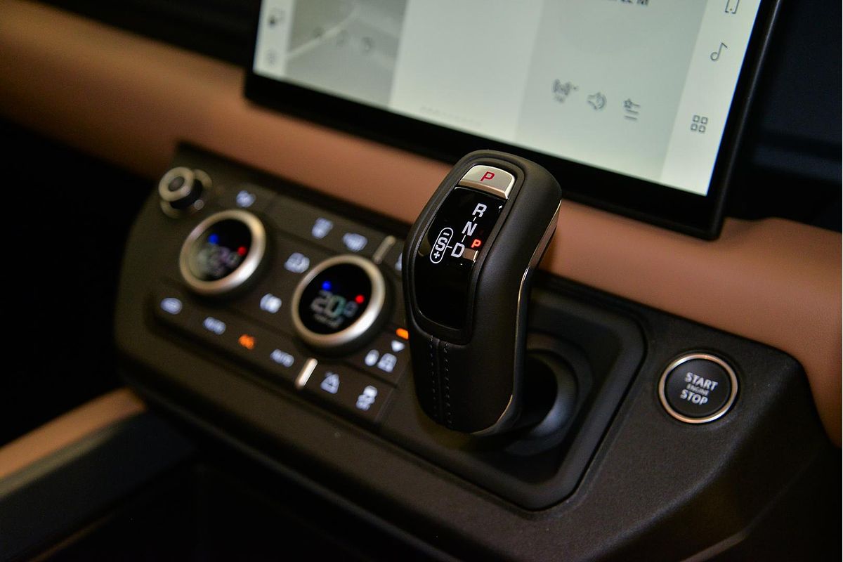 2025 Land Rover Defender 90 D250 S L663