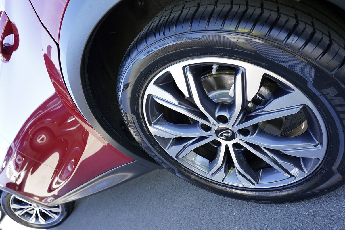 2016 INFINITI QX30 Premium H15