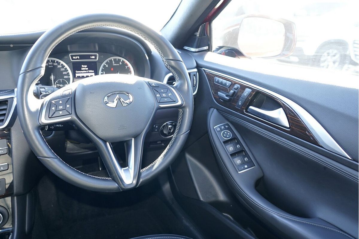 2016 INFINITI QX30 Premium H15