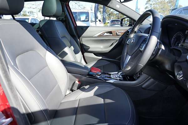 2016 INFINITI QX30 Premium H15