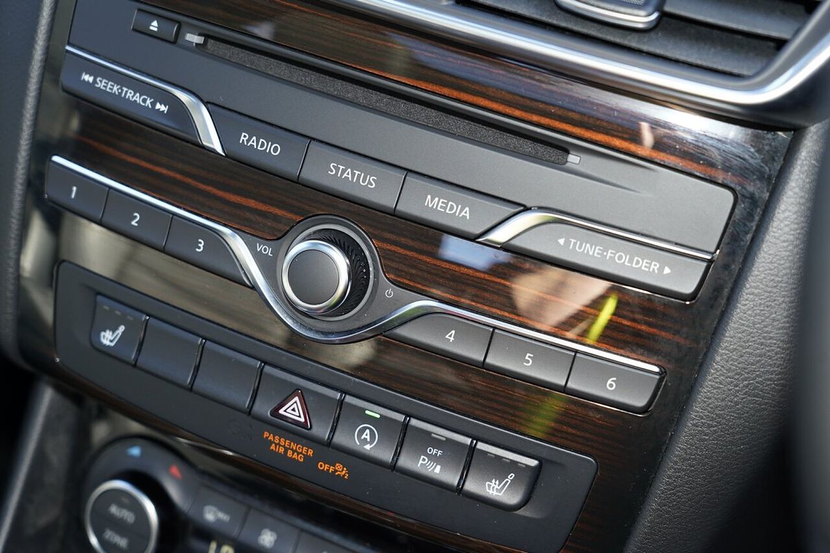 2016 INFINITI QX30 Premium H15