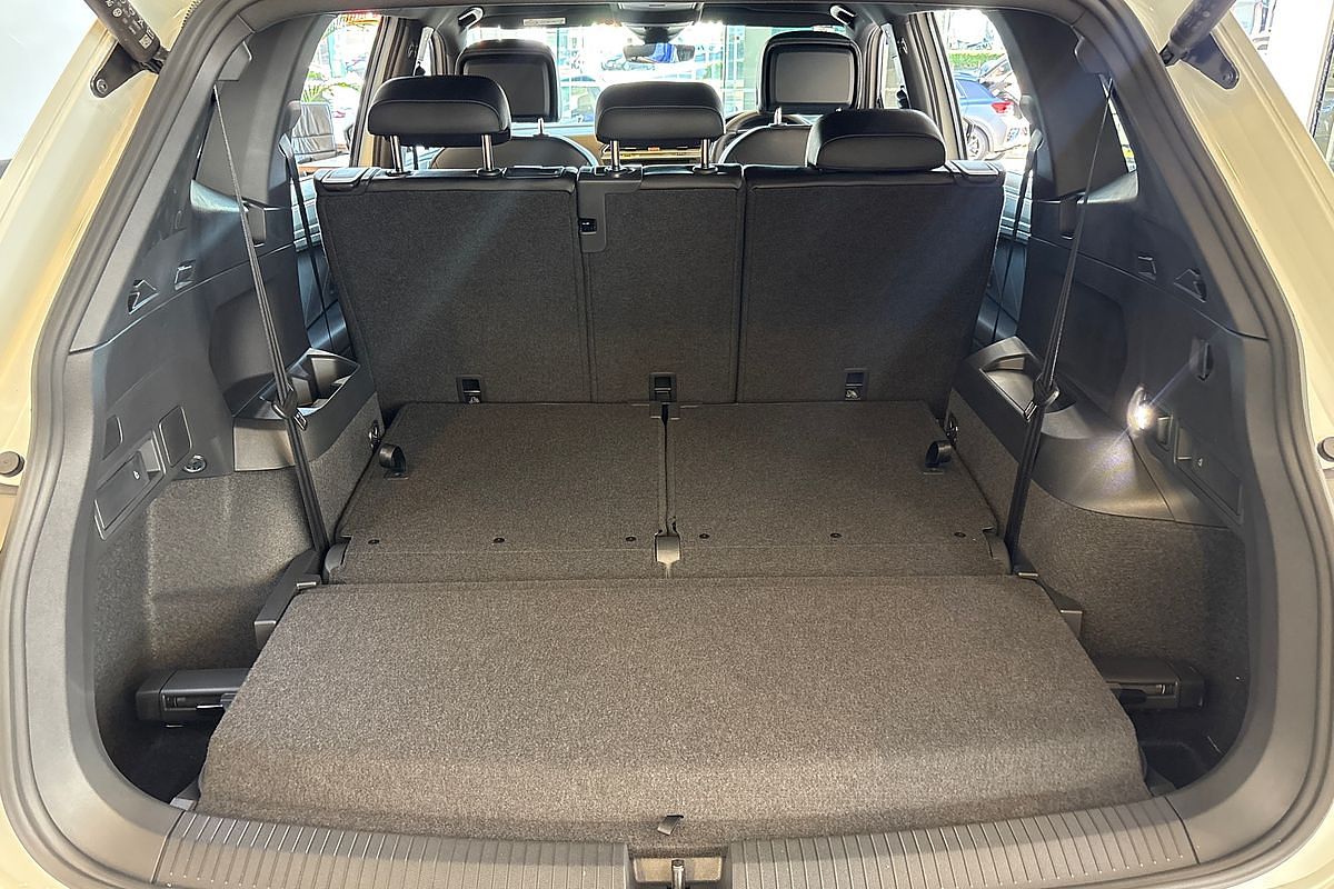 2024 Volkswagen Tiguan Wolfsburg Edition Allspace 5N