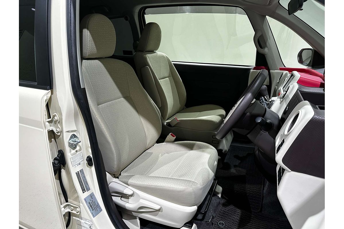 2015 Toyota Porte (No Badge) NSP141