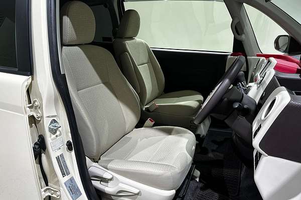 2015 Toyota Porte (No Badge) NSP141